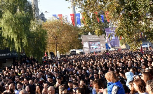 BEŞİKTAŞ DOLMABAHÇE’DE YÜZBİNLER ATATÜRK’Ü ANDI!