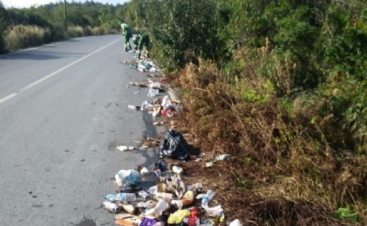 SARIYER’DE YOL KENARINDAN ONLARCA TORBA ÇÖP TOPLANDI