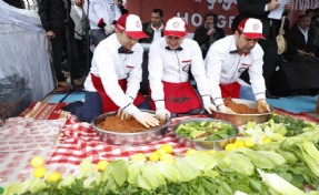 SULTANGAZİ'DE 10 TON ÇİĞKÖFTE DAĞITILDI