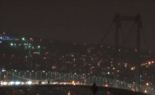 İSTANBUL´DA İKLİM DEĞİŞİKLİĞİNE ´KARANLIK´ TEPKİ