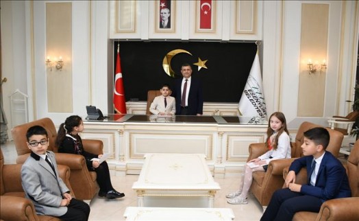 ESENYURT´TA BAŞKAN KEMAL DENİZ BOZKURT KOLTUĞU ÇOCUKLARA DEVRETTİ