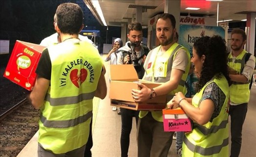 BAYRAMPAŞA´NIN İYİ KALPLERİ METRODA İFTARA GEÇ KALANLARA SU VE KEK DAĞITTI