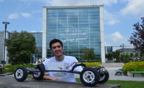 ÜNİVERSİTE ÖĞRENCİSİ KENDİ ELEKTRİKLİ KAYKAYINI ÜRETTİ