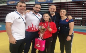 ESENYURTLU ZERDA DEMİR’DEN BRONZ MADALYA