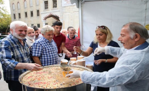 BAŞKAN AYDINER VATANDAŞLARA AŞURE DAĞITTI