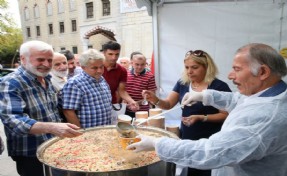 BAŞKAN AYDINER VATANDAŞLARA AŞURE DAĞITTI