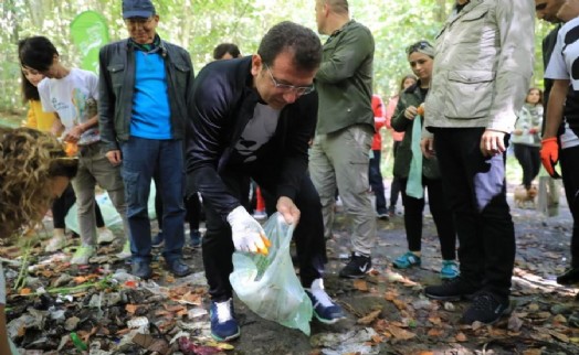 BAŞKAN İMAMOĞLU ELDİVENİNİ TAKTI, POŞETİNİ ALDI, ÇÖP TOPLADI!