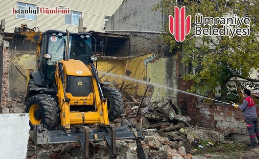ÜMRANİYE’DE ÇEVRE SAĞLIĞINI TEHDİT EDEN BİNA YIKILDI