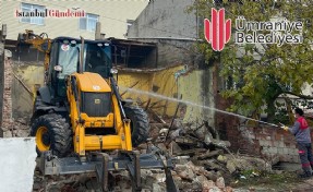 ÜMRANİYE’DE ÇEVRE SAĞLIĞINI TEHDİT EDEN BİNA YIKILDI