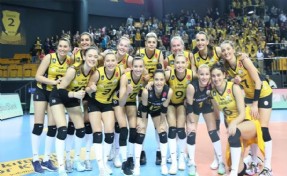 LİDER VAKIFBANK DURDURULMUYOR