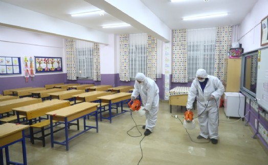 BAĞCILAR’DA OKULLAR GECE BOYUNCA DEZENFEKTE EDİLİYOR
