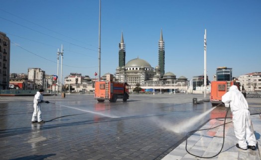 İSTANBUL’DA MEYDAN VE SOKAKLAR MESAİ BAŞLANGICINA HAZIR HALE GETİRİLDİ