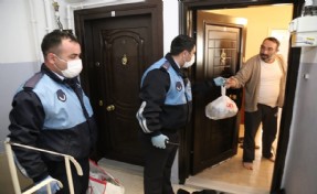 KAĞITHANE’DE SOKAĞA ÇIKMAYAN VATANDAŞLARIN HİZMET EVİNE GELDİ