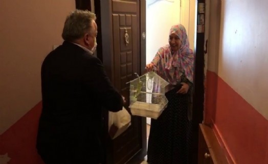 BAŞKAN KÖKEN’İN HEDİYESİ FATMA TEYZEYE TESLİM EDİLDİ