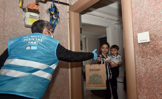 BEŞİKTAŞ’TA SOKAĞA ÇIKAMAYAN ÇOCUKLARA BELEDİYE EKİPLERİ HEDİYE DAĞITTI