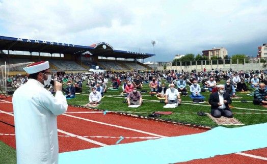 BAĞCILAR’DA 2,5 AY SONRA İLK CUMA NAMAZI STADYUMDA KILINDI