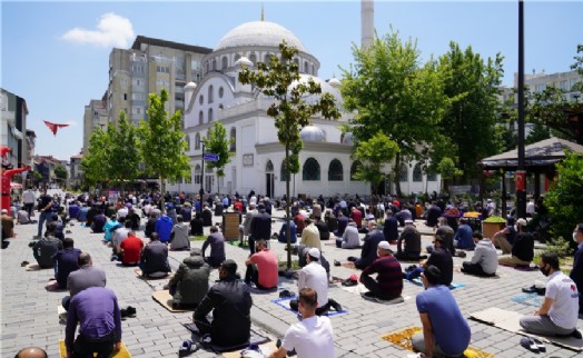 ÇEKMEKÖY’DE CUMA NAMAZI SOSYAL MESAFE KURALINA UYGUN KILINDI