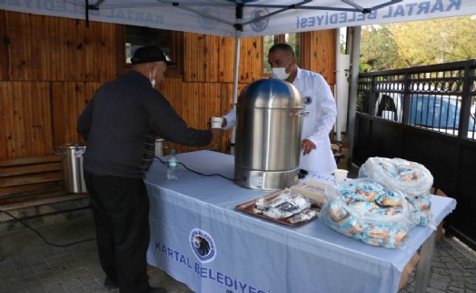 Kartal Belediyesi’nden vatandaşlara sıcak çorba ikramı