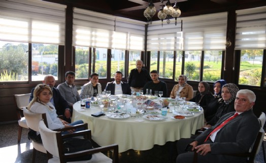 AK Parti Zeytinburnu gazetecileri unutmadı