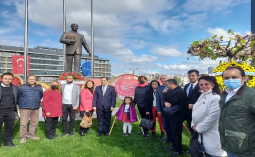 CHP Ümraniye İlçe Örgütü Atatürk Anıtı’na çelenk sundu