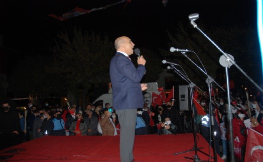 Cumhuriyet Meydanı’nda konser bekleyenlerin karşısına Başkan Kerimoğlu çıktı!