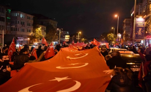 Bahçelievler Belediyesi’nden Cumhuriyetin 98. yılında 98 metrelik Türk Bayrağı