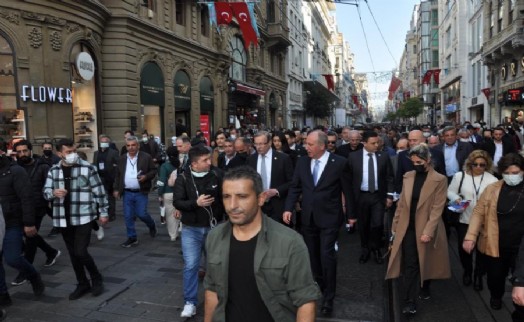 Muharrem İnce İstiklal Caddesi’nde vatandaşlarla buluştu