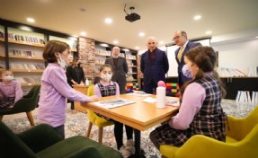 Başkan Yıldırım’dan minik okurlara hediye