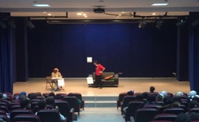 Ümraniye Belediyesi teatral konferansla gençleri sınava hazırlıyor