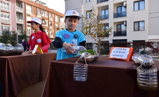 Tuzla Belediyesi Bilgi Evleri öğrencileri fidanları toprakla buluşturdu