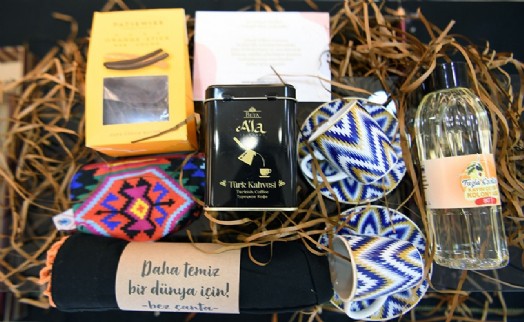 Tuzla’da ihtiyaç sahibi kadınların ürettiği hediye paketleri yoğun ilgi gördü