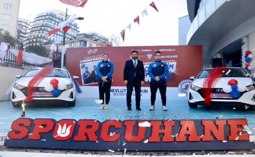 Başkan Öztekin milli sporculara otomobil hediye etti