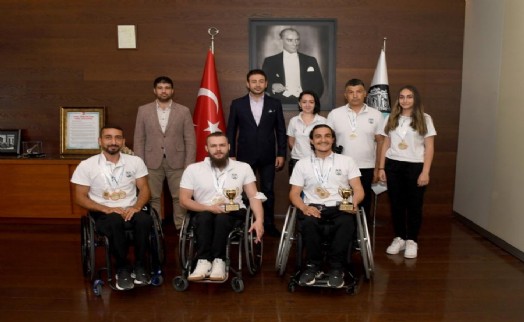 Başkan Akpolat engelsiz sanat topluluğu sporcularıyla buluştu