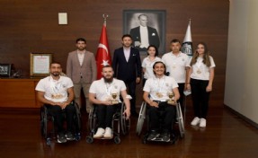 Başkan Akpolat engelsiz sanat topluluğu sporcularıyla buluştu