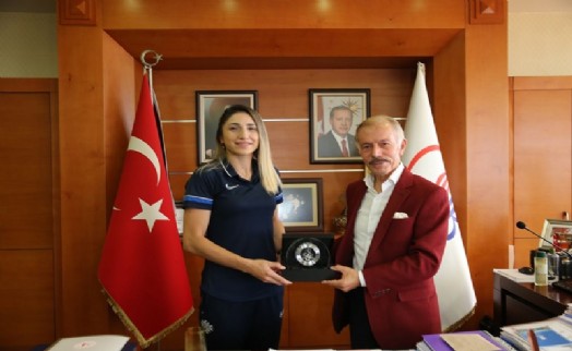 Başkan Aydıner olimpiyat madalyalı Merve Çoban’ı ağırladı