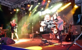 Revival Konserleri’nde sahne alan Ceylan Ertem Beşiktaşlıları coşturdu