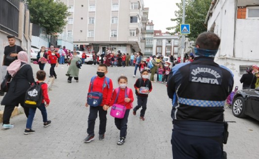 Küçükçekmece zabıtasından okul önlerinde sıkı denetim