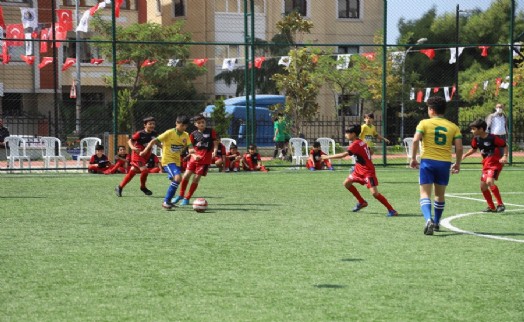 Kartal’da genç futbolcular Metin Oktay anısına sahaya çıktı