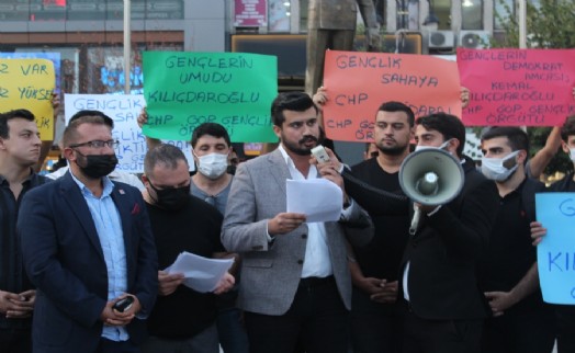 Mert Bakşi; ‘Bu ülkede AKP’li, CHP’li genç yoktur, torpil bulabilen ve bulamayan genç vardır’