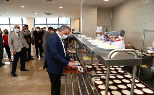 Bağcılar’da kamu çalışanları liseli öğrencilerin pişirdiği yemekleri yiyor