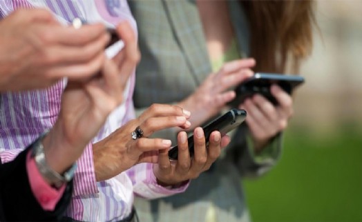 Cep telefonunun yanlış kullanımı boyun ağrısı neden oluyor