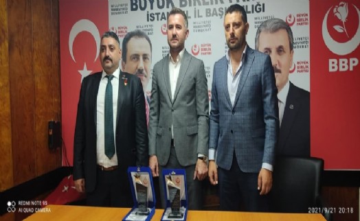 Başkan Furtana’dan Muammer Köm ve Emre Kesgin’e plaket