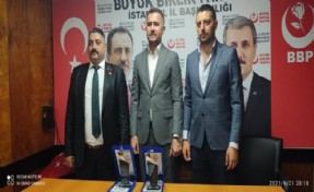 Başkan Furtana’dan Muammer Köm ve Emre Kesgin’e plaket