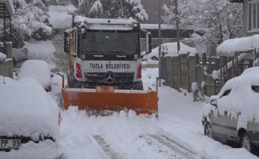 Tuzla Belediyesi’nden aralıksız kar temizleme çalışmaları