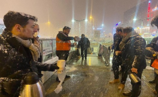 AK Parti Çekmeköy soğuk havada vatandaşları unutmadı