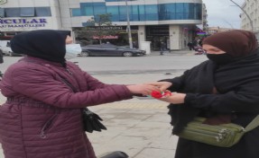 Gelecek Partisi Ümraniyeli kadınlara gül dağıttı