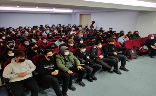 Öğrencilere tarihten ve günümüzden örnekler anlatıldı