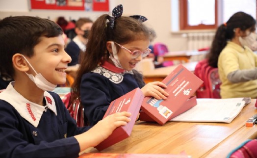 Zeytinburnu’ndaki öğrencilere hediye diş seti