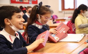 Zeytinburnu’ndaki öğrencilere hediye diş seti