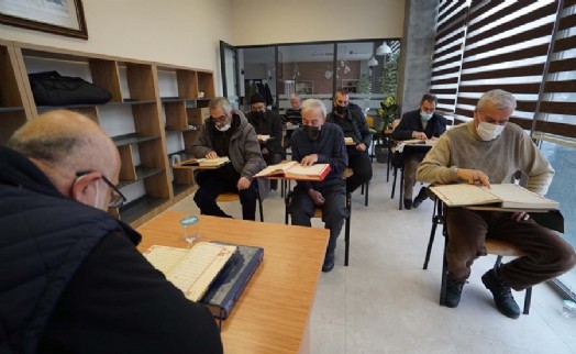Kuran-ı Kerim okumanın mutluluğunu yaşıyorlar